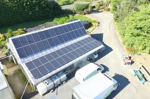 How Commercial Solar Systems Reduce Carbon Footprint and Operational Costs